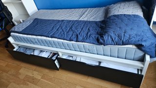 Mobili per camera da letto per ragazzi. Letto 90 cm, scrivania e scaffali