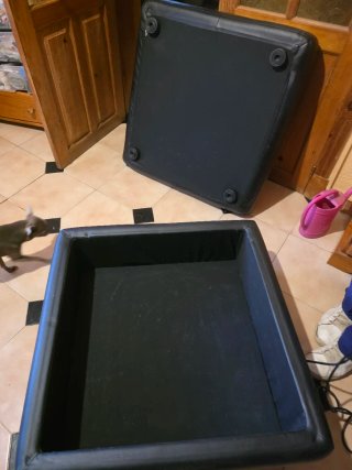 Pouf in similpelle nera con spazio per riporre oggetti