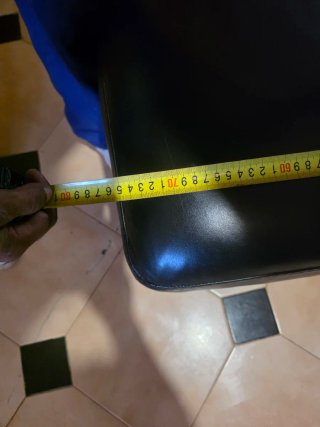 Pouf in similpelle nera con spazio per riporre oggetti