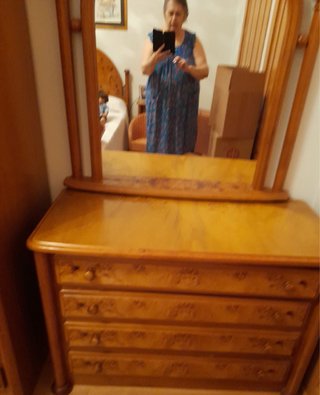Cómoda de madera con espejo