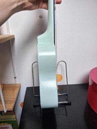 Ukelele infantil azul con notas musicales