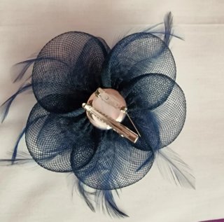 Tocado azul y gris para bodas y eventos