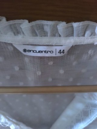 Blusa blanca con lunares y encaje