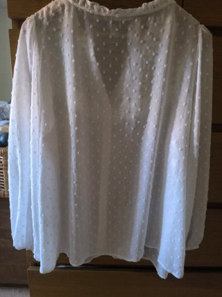 Blusa blanca con lunares y encaje