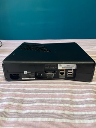 Xbox 360 Slim + Controles