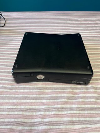 Xbox 360 Slim + Controles