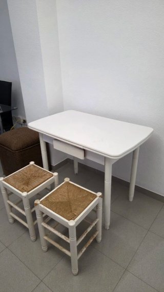 Mesa de cocina blanca con 2 taburetes