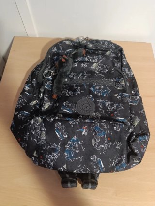 Mochila Kipling negra con estampado