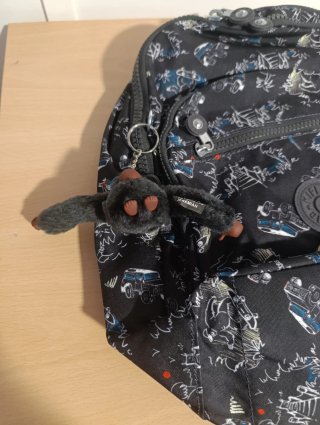 Mochila Kipling negra con estampado