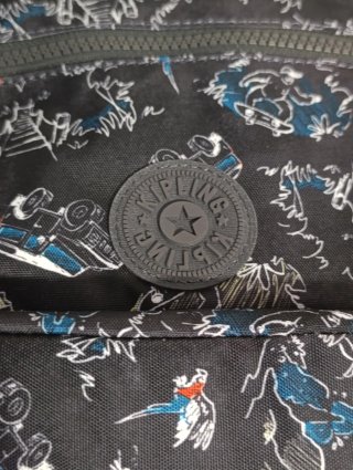 Mochila Kipling negra con estampado