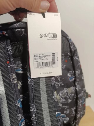 Mochila Kipling negra con estampado