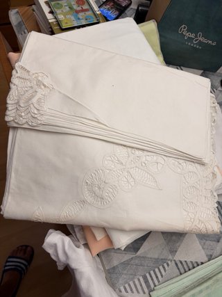 Manteles bordados y lisos para mesa grande.