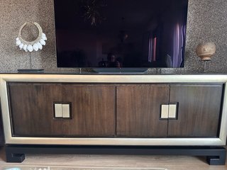 Credenza in legno massello con base in metallo