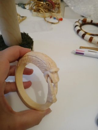 Bracciale prezioso intagliato a mano