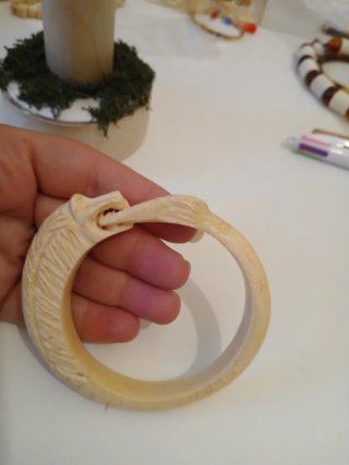 Bracciale prezioso intagliato a mano