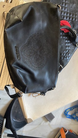 Bolso Desigual Negro con Llavero Rojo