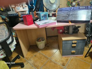 Scrivania rosa con cassetti effetto jeans