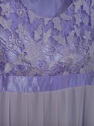 Vestido de fiesta lila con encaje