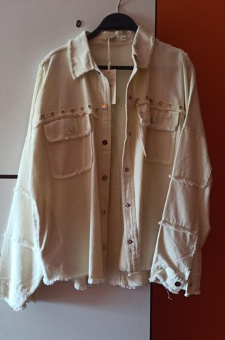 Chaqueta vaquera blanca con detalles dorados Talla