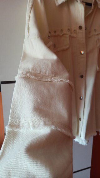 Chaqueta vaquera blanca con detalles dorados Talla