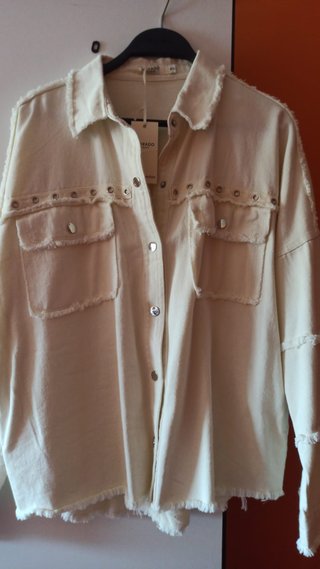 Chaqueta vaquera blanca con detalles dorados Talla