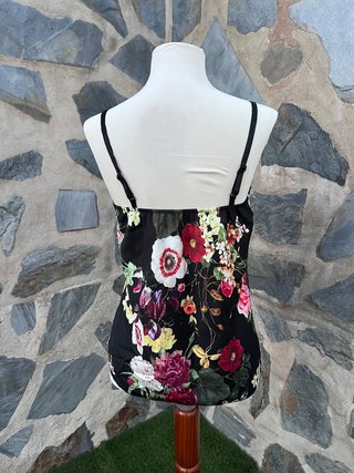 Top lencero floral con encaje