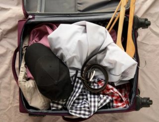 Maleta de viaje morada y negra