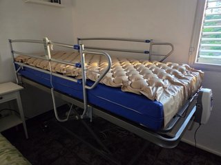 Cama médica con colchón inflable