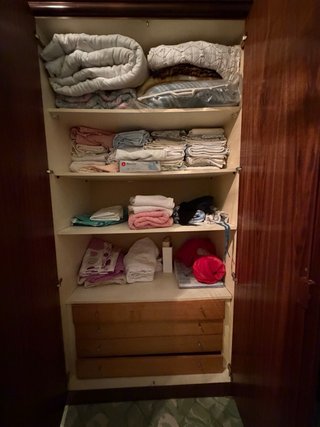 Armario de madera con 4 puertas