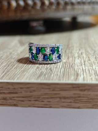 Anillo con piedras azules y verdes