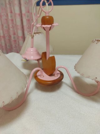 Lámpara infantil rosa y madera