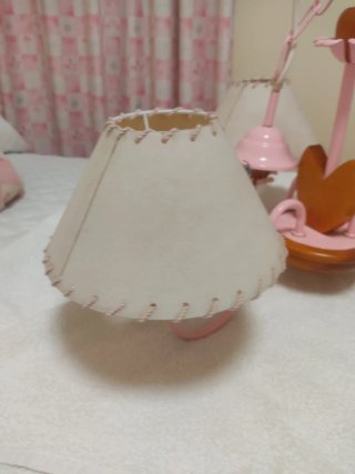 Lámpara infantil rosa y madera
