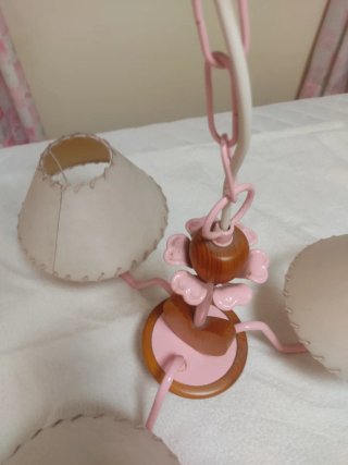 Lámpara infantil rosa y madera