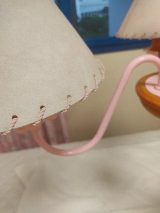 Lámpara infantil rosa y madera