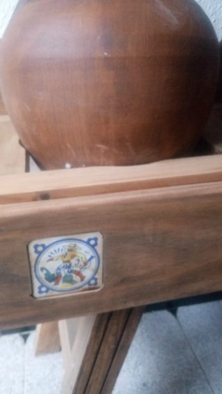 Cantarera de madera con 3 cántaros