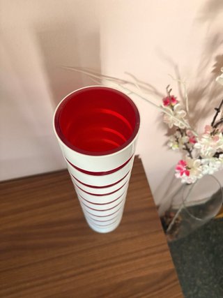 Jarrones de cristal blancos y rojos