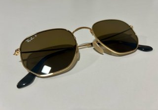 Gafas de sol Ray-Ban doradas y marrones