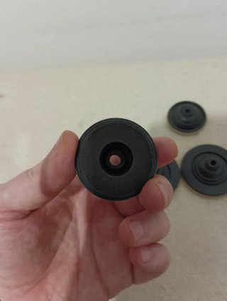 4 piedini Sanyo per giradischi (nero/beige)