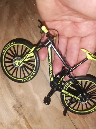 Bicicleta MTB miniatura escala 1:10