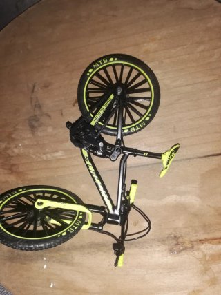 Bicicleta MTB miniatura escala 1:10