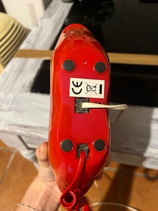 Teléfono fijo retro de labios rojo brillante.