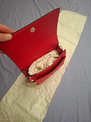 Borsa rossa con tracolla