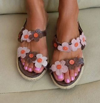 Sandalias florales marrones y rosas