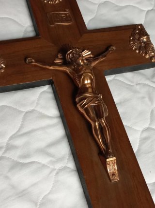 Crucifijo de madera con figura de Jesús