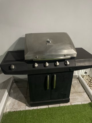 Barbacoa de metal y plástico