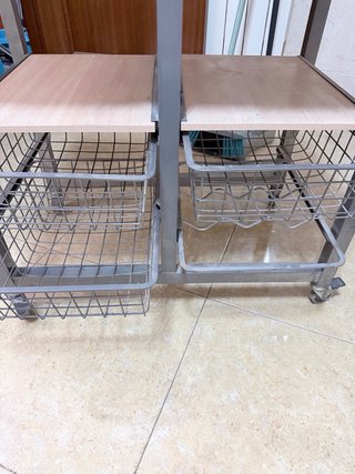 Mesa auxiliar frutero con ruedas.