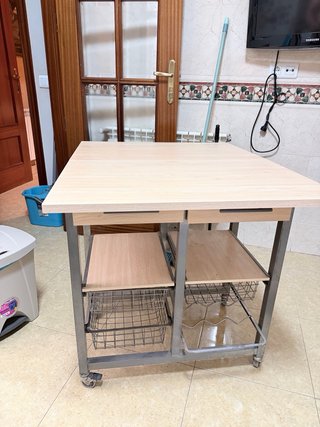 Mesa auxiliar frutero con ruedas.