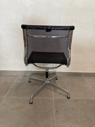 Sedia Vitra EA 105