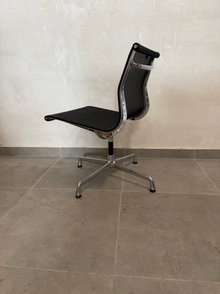 Sedia Vitra EA 105