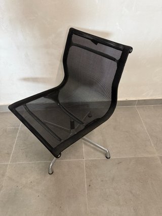 Sedia Vitra EA 105
